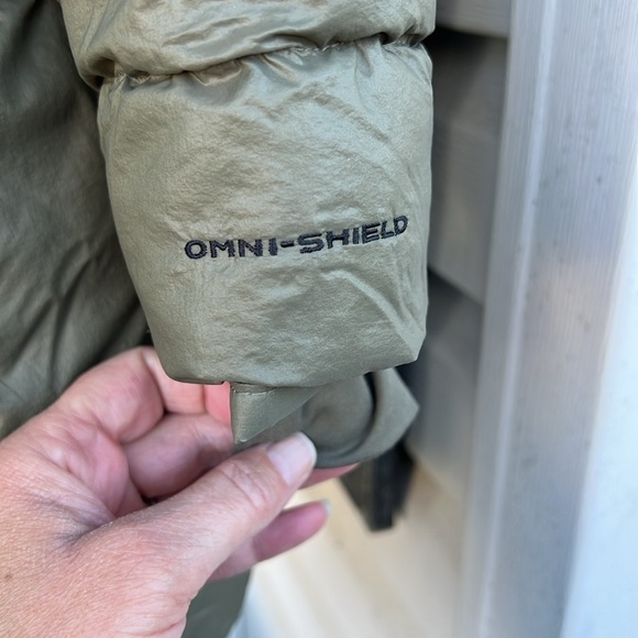Army green mid length Columbia puffer with Omni shield - Picture 5 of 7